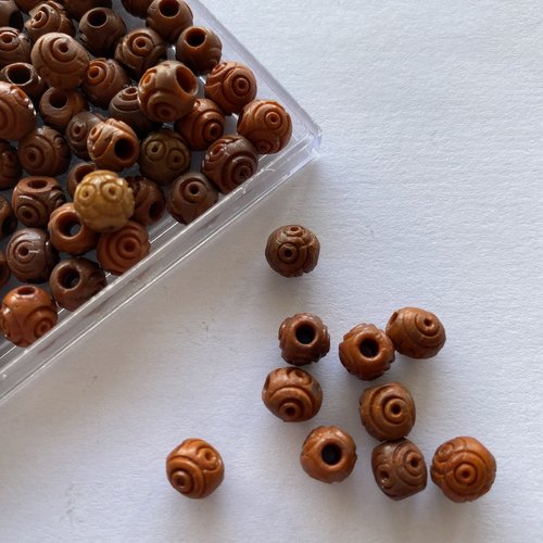 10 perles marrons rondes 6.5/7 mm en bois de buis guilloché, travaillées main, fabrication ancienne