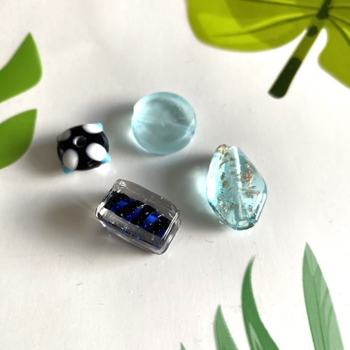 4 perles en verre tailles et formes diverses tons bleus