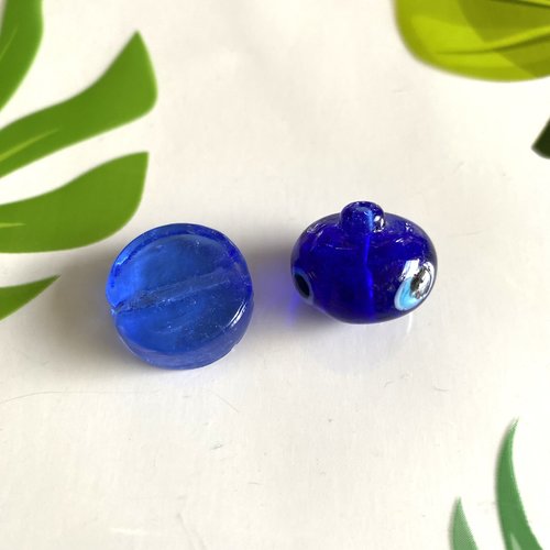 2 perles en verre bleu, toupie et palet