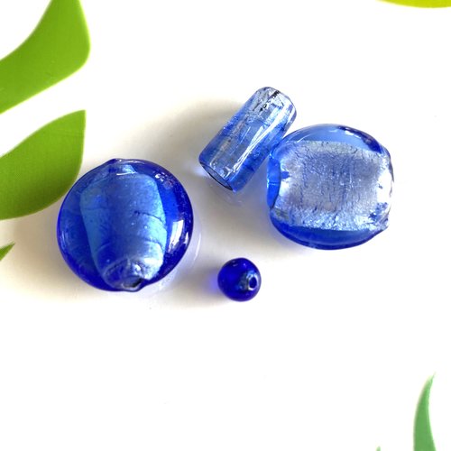 4 perles en verre bleu style murano formes variées tons bleu clair
