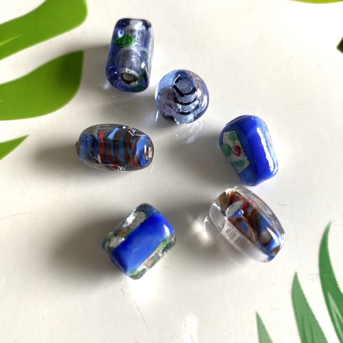6 perles forme tubes et ronde en verre bleu avec décor intérieur style murano