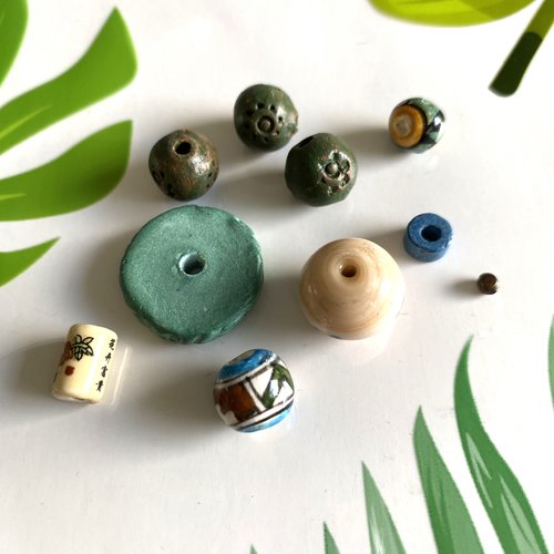 9 perles en céramique tons verts et blancs, différents modèles et tailles diverses