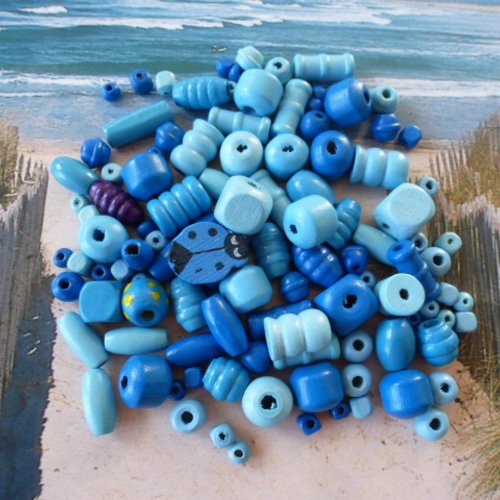 111 perles en bois bleu de formes et de couleurs variables