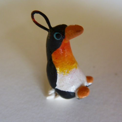 Breloque petit pingouin en terre cuite réalisée à la main