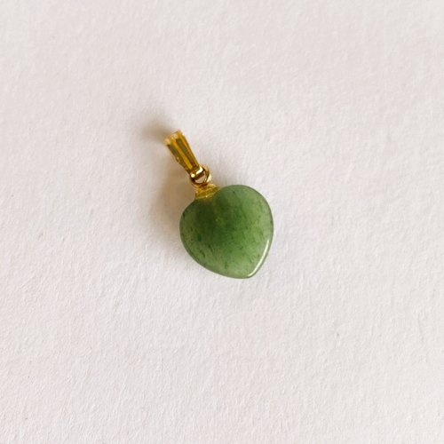 Pendentif coeur 10 mm pierre de gemme jade sur bélière dorée