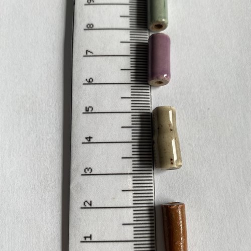 4 perles céramique tubes de 15 à 20 mm diverses formes et couleurs