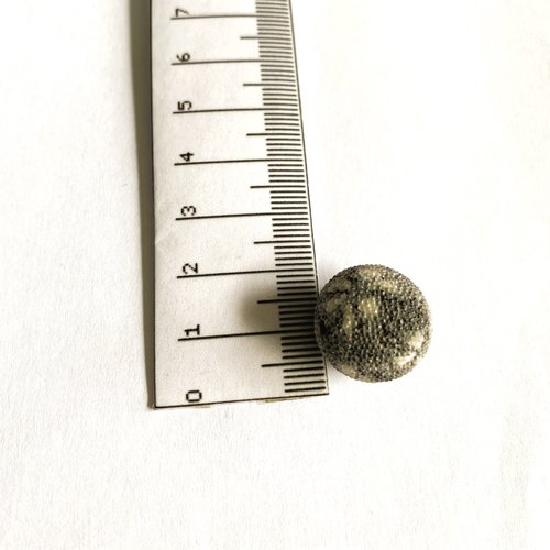 Perle ronde 17 mm originale en verre sablé gris fleurs blanches