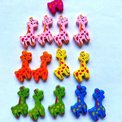 14 girafes en bois peints diverses couleurs