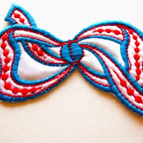 Applique brodée noeud 10 cm x 7 cm