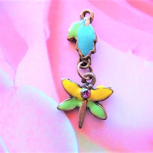 Breloque papillon et feuille 35 mm émaillé jaune et vert sur métal cuivré et strass rose