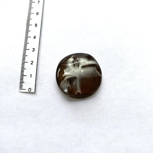 Perle cabochon acrylique 34 mm motif fleur nacrée sur fond marron