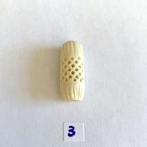 Perle en os naturel 24 x 10 mm forme fuseau finement travaillé à la main