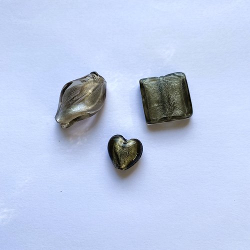3 perles formes diverses en verre façon murano gris mauve intérieur feuille argent