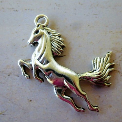 Breloque pendentif cheval argenté 5 cm