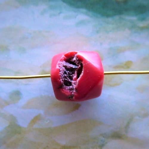 Perle naturelle en corail rose 14 mm cuboctaèdre 12 faces