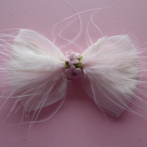 Noeud satin et voile blanc avec plume de cygne rose et fleurs accessoire cheveux sur élastique