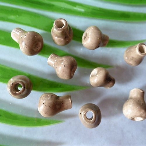 10 perles céramique artisanales 13 mm vintage beige forme poire