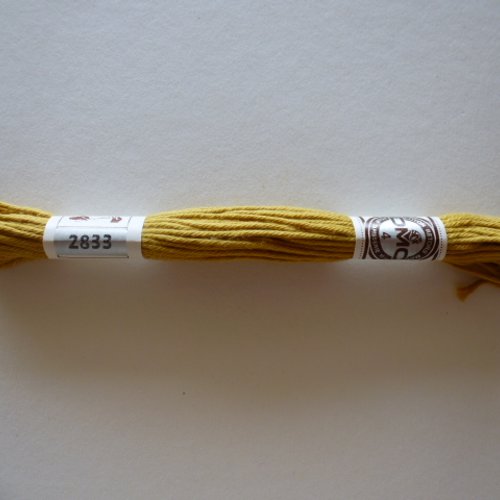 Échevette fils retor mat coton dmc 2833 beige moutarde clair pour canevas et tapisserie
