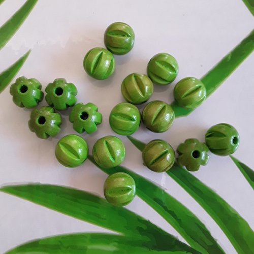 17 perles guillochées vertes en bois 12 mm