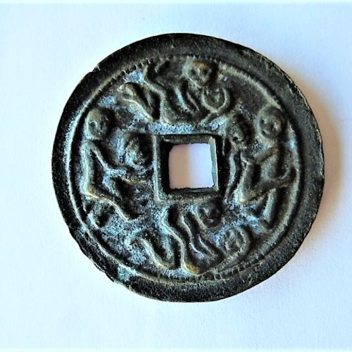 Médaillon en cuivre pièce chinoise ancienne 54 mm trou carré gravée motifs érotiques