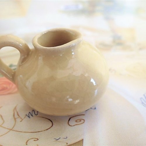Pot à lait minature en porcelaine beige faite main pour décoration maison de poupées ou dinette