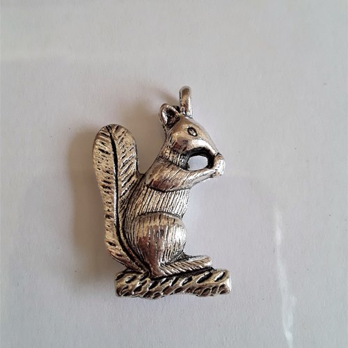 Breloque écureuil 28 mm métal argenté tibétain