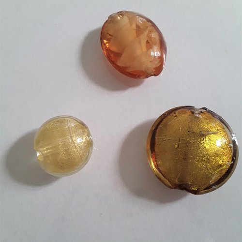 3 perles verre murano 20 mm, formes diverses, palets ovale et ronds couleur miel et ambre intérieur feuille argent