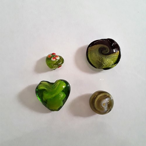 4 perles en verre filé murano forme variées, 2 coeurs, 1 plate, 1 ronde, tons verts et marron, intérieur spiralé