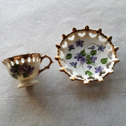 Tasse et sous tasse dinette ancienne porcelaine finement travaillée doré à l'or fin motif violettes pour maison de poupée