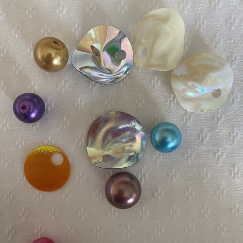 8 perles mixtes couleurs, formes et tailles différentes, rondes et chips pour créations bijoux et travaux manuels