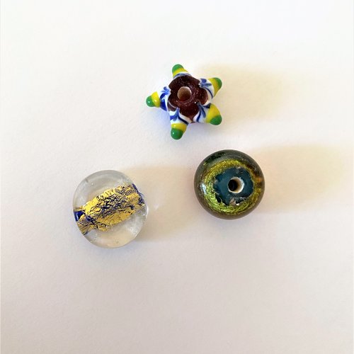 3 perles verre formes différentes, 1 étoile, 1 ronde arc en ciel et 1 palet, tons multicolores
