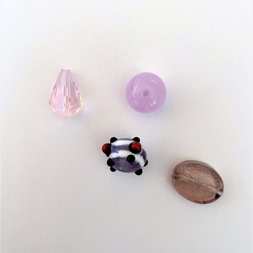 4 perles formes différentes 1 goutte facettes, 1 ronde, 1 palet, 1 ronde aplatie, tons mauve en verre façon murano