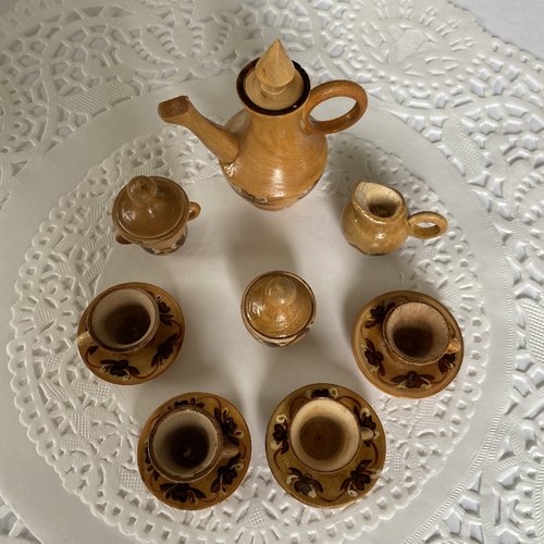 Service à café miniature 8 pièces en bois clair pour maison poupées type montagnard bordure florale fait main