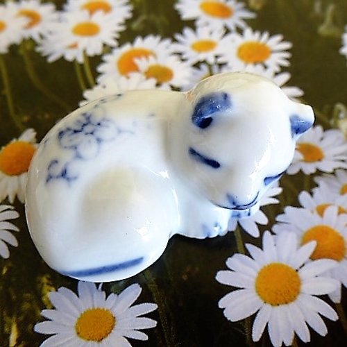 Chat en porcelaine blanc et bleu 42 mm pour décoration maison de poupées