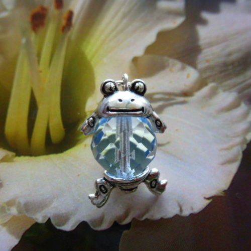 Breloque pour pendentif, grenouille argent tibétain, perle à facettes verre de cristal bleu ciel