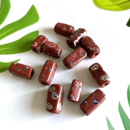 12 perles tubes 13 x 6 mm marron rouille petits motifs de couleurs