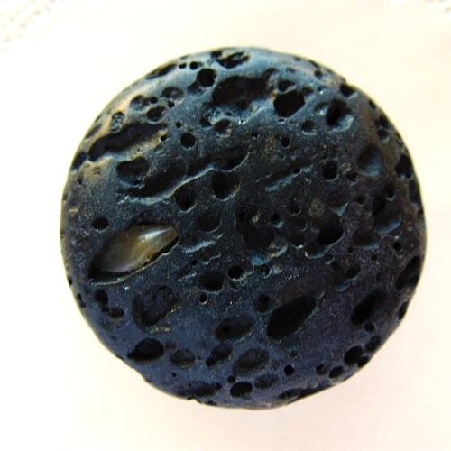 Perle palet ronde en lave de roche noire diamètre 37 mm avec incrustation