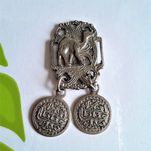 Breloque argentée pour pendentif style oriental avec pampilles motif chameau