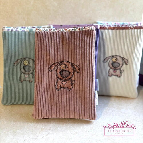 Pochette livre de poche en velours côtelé brodé – chien mignon, fait main, cadeau lecteur - housse livre - livraison rap