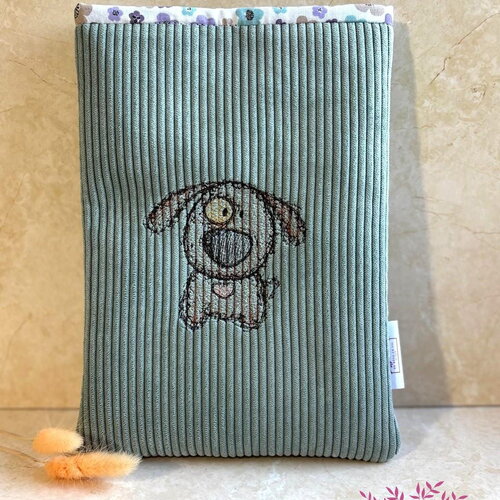 Pochette à livre en velours côtelé vert sauge – broderie petit chien - tissu int.fleuri - fait main - envoi rapide et soigné