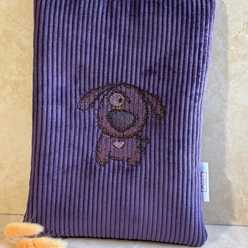 Pochette livre de poche violette en velours côtelé avec broderie chien