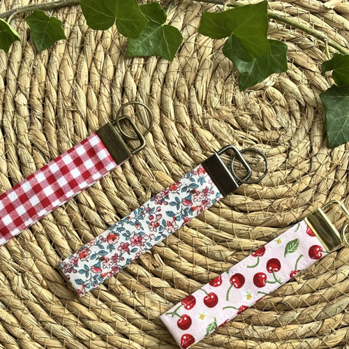 Porte clé personnalisable cerise - vichy rouge - fleurie rouge