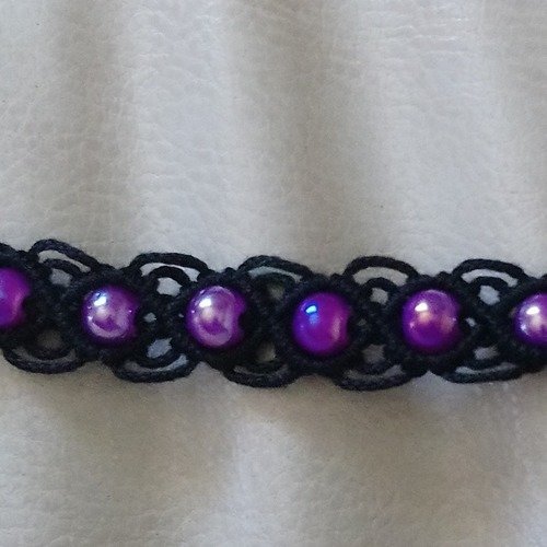 Bracelet macramé noir perles violettes