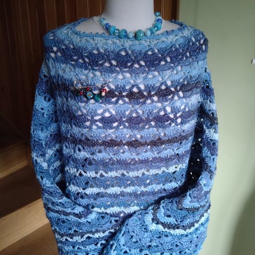 Poncho/pull crochet bleu étincelles