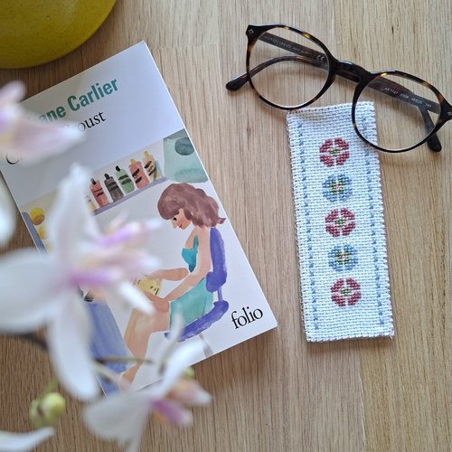 Marque-page brodé - fleur bleue