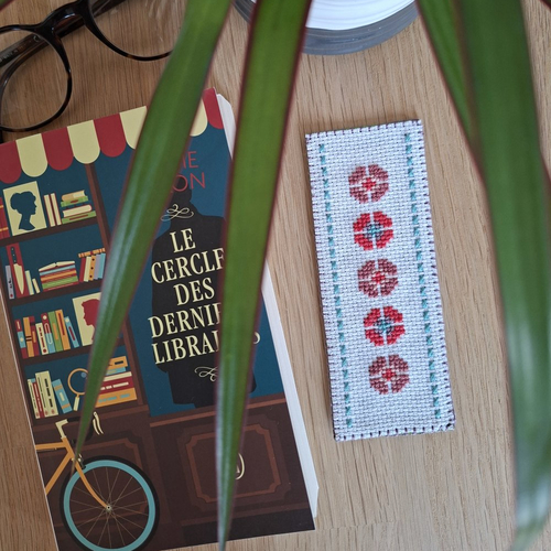 Marque-page brodé - violettes