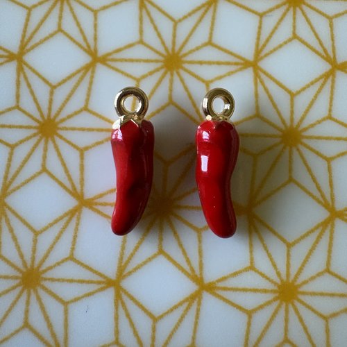 2 breloques dorées piment rouge