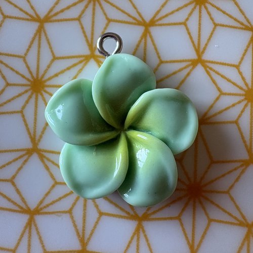 1 breloque fleur verte