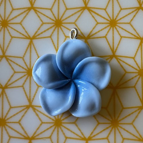 1 breloque fleur bleu