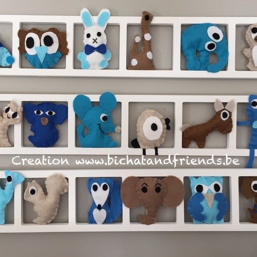 Cadres muraux pour une décoration de chambre de bébé. animaux bruns, bleu, beige et taupe.